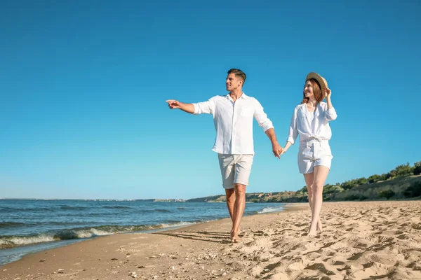 Härligt Par Som Går Stranden Plats För Text — Stockfoto