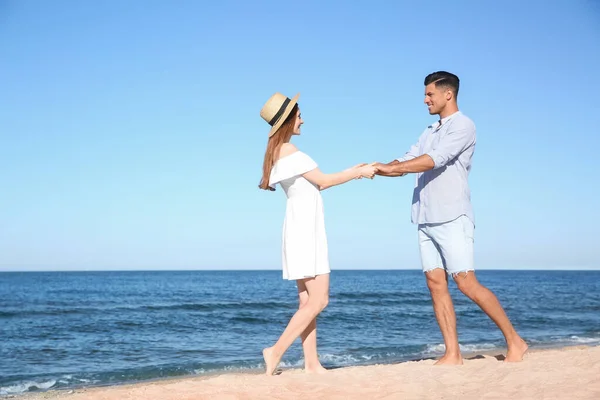 Una Pareja Encantadora Pasando Tiempo Juntos Playa Espacio Para Texto —  Fotos de Stock