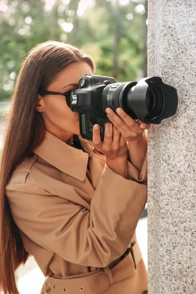 私家侦探带着摄像头在市区街上大楼附近进行间谍活动 — 图库照片