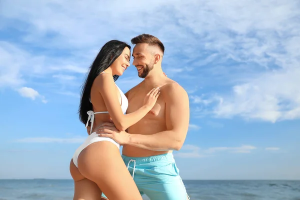 Feliz Pareja Joven Playa Día Soleado — Foto de Stock