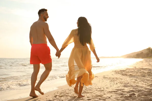 Casal Feliz Andando Juntos Praia Pôr Sol Vista Para Trás — Fotografia de Stock