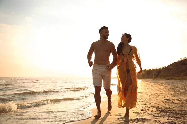 Glückliches Junges Paar Läuft Zusammen Strand Bei Sonnenuntergang — Stockfoto