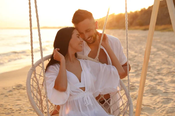 日落时分 一对年轻夫妇在海滩上欢欢喜喜 — 图库照片