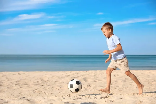 Petit Garçon Mignon Jouant Avec Ballon Football Sur Plage Sable — Photo