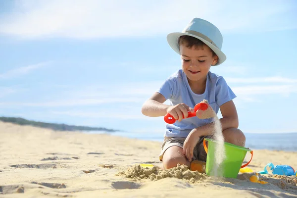 Lindo Niño Jugando Con Juguetes Plástico Playa Arena —  Fotos de Stock