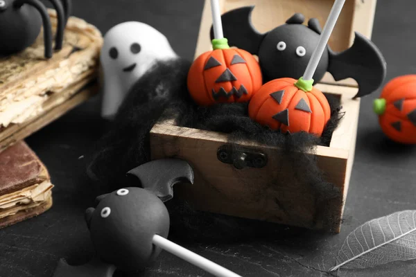 Farklı Cadılar Bayramı Temalı Kek Siyah Masada Yakın Plan — Stok fotoğraf