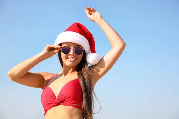 Belle Jeune Femme Chapeau Père Noël Bikini Extérieur Vacances Noël — Photo