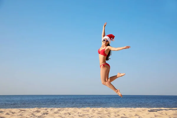 Красива Молода Жінка Санта Капелюсі Бікіні Розважається Пляжі Простір Тексту — стокове фото