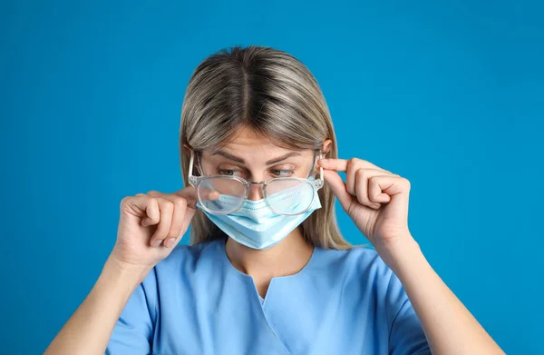 Doctor Limpiando Gafas Niebla Causadas Por Uso Máscara Desechable Sobre —  Fotos de Stock