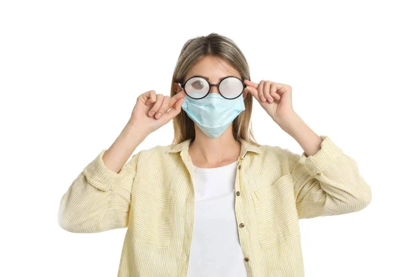 Mujer Limpiando Gafas Niebla Causada Por Uso Máscara Desechable Sobre — Foto de Stock