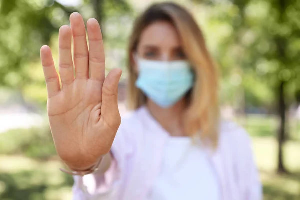 Kvinna Skyddande Ansiktsmask Visar Stopp Gest Parken Fokusera Handen Förhindra — Stockfoto