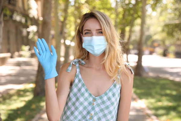 얼굴을 보호하는 마스크를 여자가 야외에서 인사를 건넸다 코로나 바이러스 유행병이 — 스톡 사진