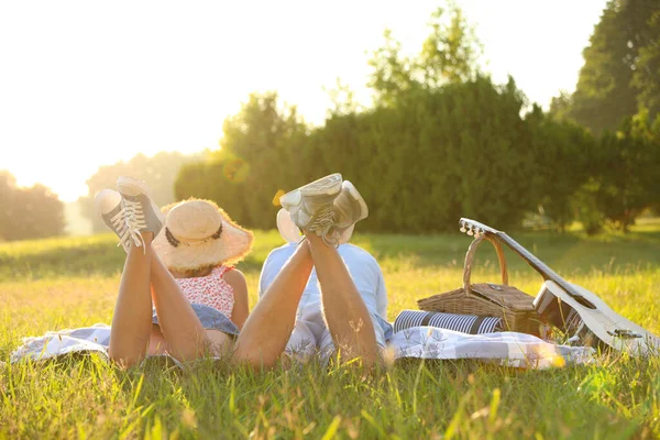 Boldog Pár Gitárral Piknik Kosárral Parkban Napsütéses Napon — Stock Fotó