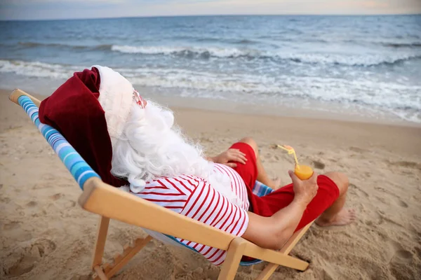 Babbo Natale Con Cocktail Rilassante Sedia Sulla Spiaggia Vacanze Natale — Foto Stock