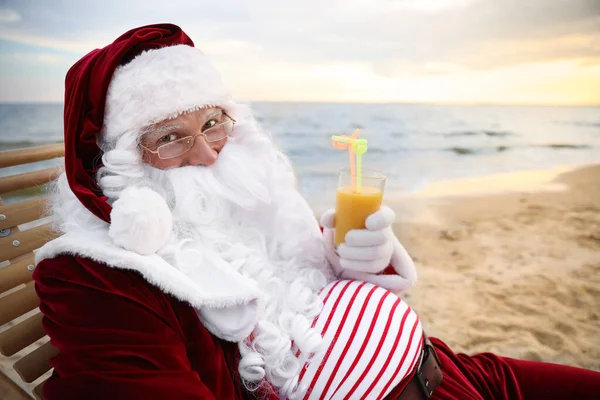Babbo Natale Con Cocktail Rilassante Sulla Spiaggia Vacanze Natale — Foto Stock