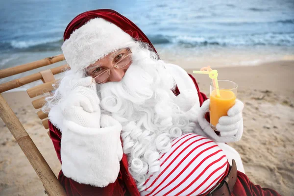 Babbo Natale Con Cocktail Rilassante Sulla Spiaggia Vacanze Natale — Foto Stock