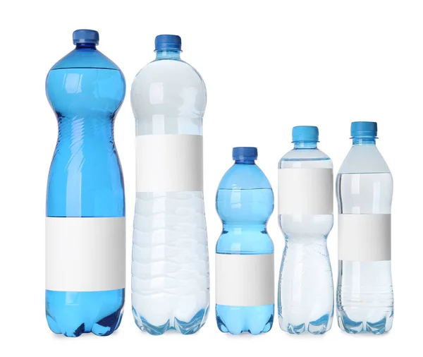 Üvegek Tiszta Vízzel Fehér Alapon Üres Címkékkel — Stock Fotó