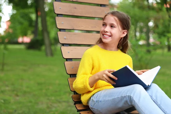 Szczęśliwa Mała Dziewczynka Czyta Książkę Parku — Zdjęcie stockowe