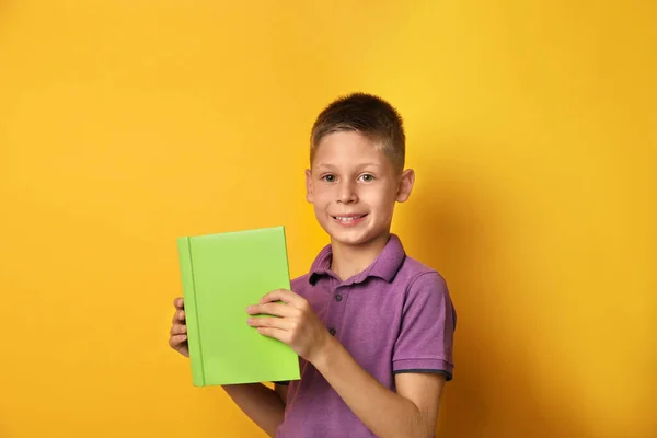 Niño Feliz Con Libro Sobre Fondo Amarillo — Foto de Stock