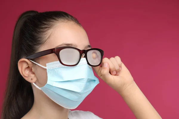 Menina Limpando Óculos Nebulosos Causados Pelo Uso Máscara Médica Fundo — Fotografia de Stock