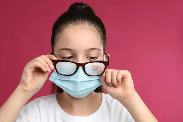Niña Limpiando Gafas Niebla Causadas Por Uso Mascarilla Médica Sobre — Foto de Stock