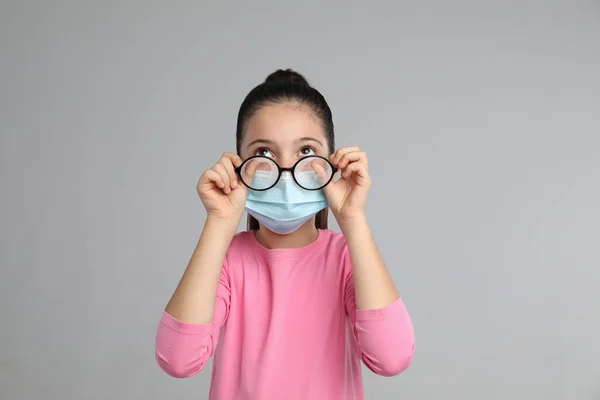 Niña Limpiando Gafas Niebla Causadas Por Uso Mascarilla Médica Sobre — Foto de Stock