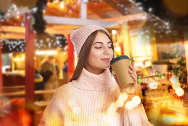Mulher Bonita Feliz Com Xícara Papel Vinho Quente Feira Natal — Fotografia de Stock