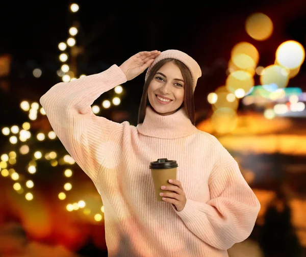 Ευτυχισμένη Όμορφη Γυναίκα Χάρτινη Κούπα Ζεστό Κρασί Στο Χριστουγεννιάτικο Πανηγύρι — Φωτογραφία Αρχείου