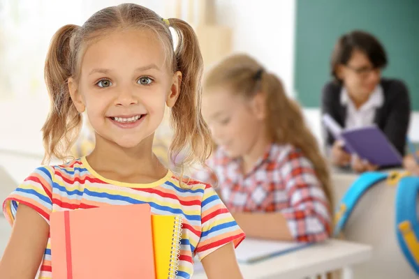 Ευτυχισμένο Κορίτσι Σημειωματάρια Στην Τάξη Του Σχολείου — Φωτογραφία Αρχείου