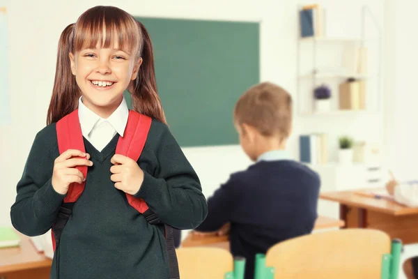 Chica Feliz Con Mochila Aula Escuela — Foto de Stock