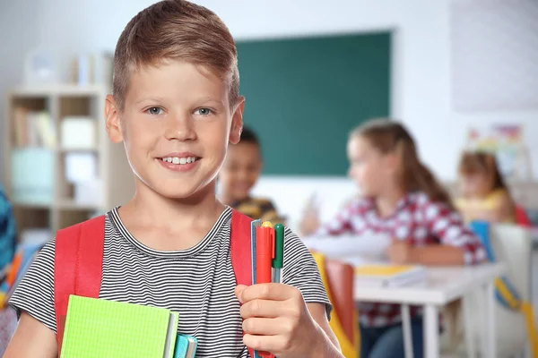 Garçon Heureux Avec Sac Dos Dans Classe École — Photo