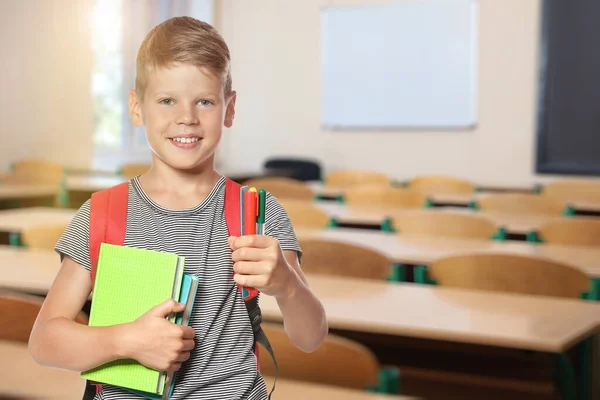 Petit Garçon Avec Papeterie Scolaire Dans Une Salle Classe Vide — Photo