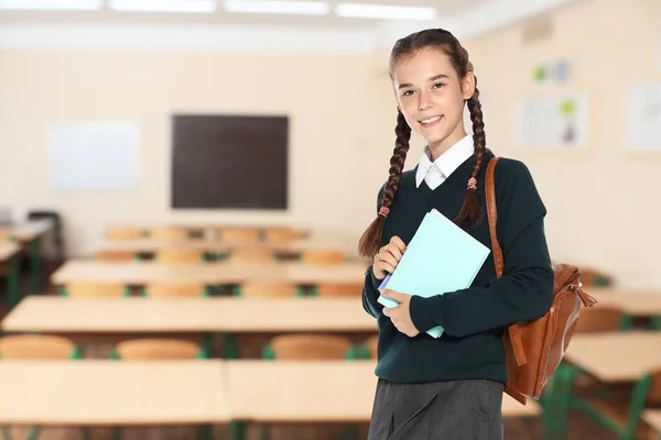 Menina Adolescente Com Mochila Sala Aula Vazia — Fotografia de Stock