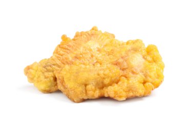 Lezzetli kızarmış tavuk parçası beyazda izole edilmiş.