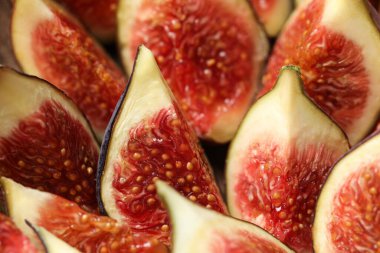 Arka plan olarak lezzetli taze incir dilimleri, yakın plan.