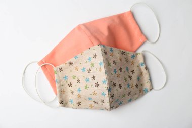 Ev yapımı koruyucu maskeler beyaz, üst görünümde izole.