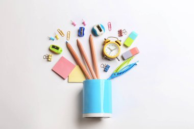 Düz kompozisyon ve beyaz arka planda okul kırtasiyesi. Okula geri dön.