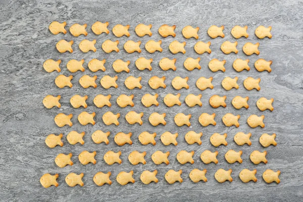 Deliciosos Biscoitos Peixe Dourado Mesa Cinza Flat Lay — Fotografia de Stock