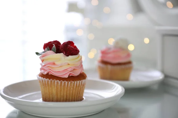 Delicioso Cupcake Con Frambuesas Mesa Contra Las Luces Borrosas Primer — Foto de Stock