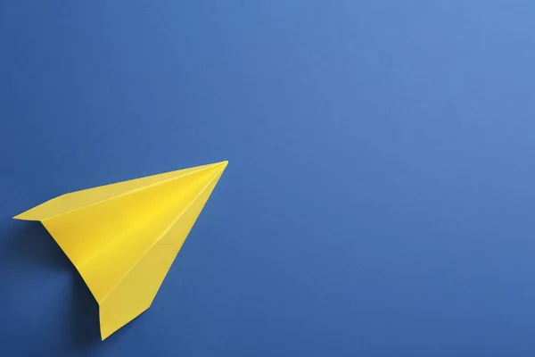 Geel Papieren Vliegtuig Blauwe Achtergrond Bovenaanzicht Ruimte Voor Tekst — Stockfoto