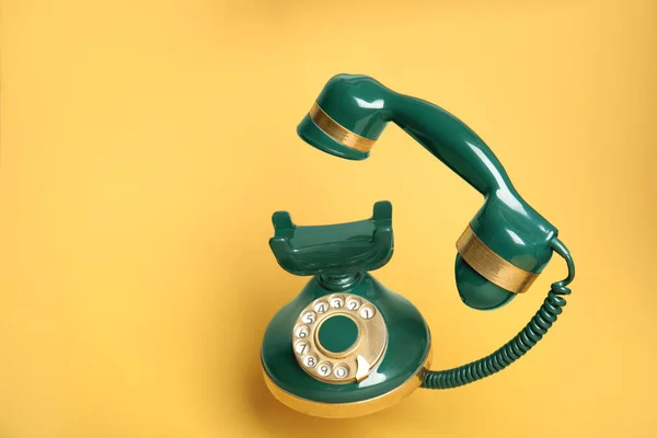 Verde Vintage Telefone Com Fio Fundo Amarelo — Fotografia de Stock