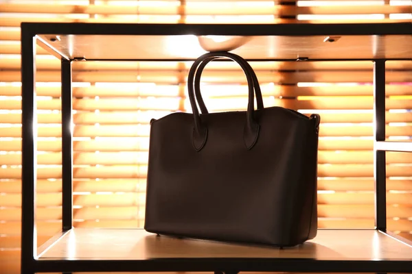 ブティックの棚の上のスタイリッシュな女性のバッグ — ストック写真