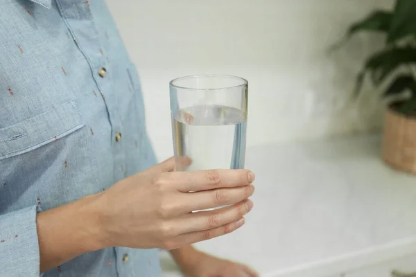 Woman Holding Glass Water Home Closeup — Stock Photo, Image