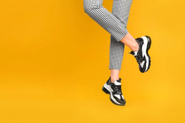 Mujer Con Elegantes Zapatillas Deporte Sobre Fondo Amarillo Primer Plano —  Fotos de Stock