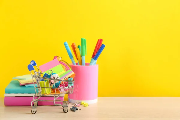 Papelaria Escolar Diferente Mesa Contra Fundo Amarelo Espaço Para Texto — Fotografia de Stock