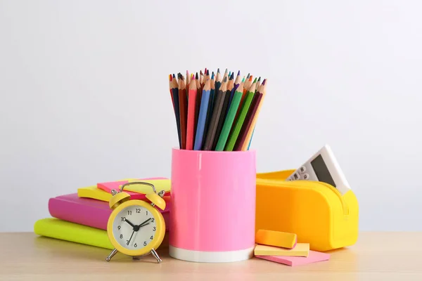 Verschiedene Schulsachen Und Wecker Auf Dem Tisch Vor Weißem Hintergrund — Stockfoto