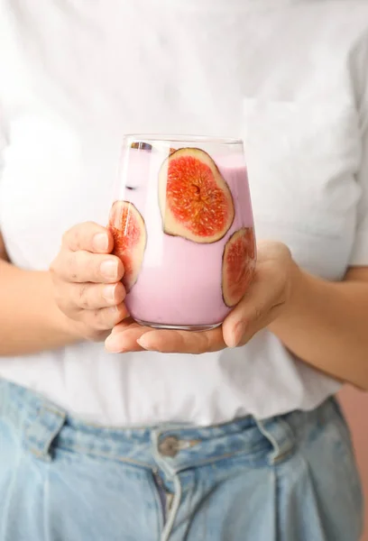 Frau Mit Frischem Feigen Smoothie Nahaufnahme — Stockfoto