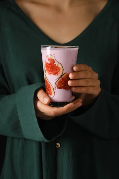 Frau Mit Frischem Feigen Smoothie Nahaufnahme — Stockfoto