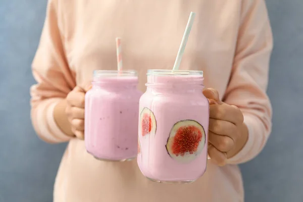 Frau Mit Feigen Smoothie Auf Hellblauem Hintergrund Nahaufnahme — Stockfoto