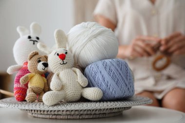 Tığ işi oyuncaklar ve pençeler masanın üzerinde. Hobiyle meşgul olmak